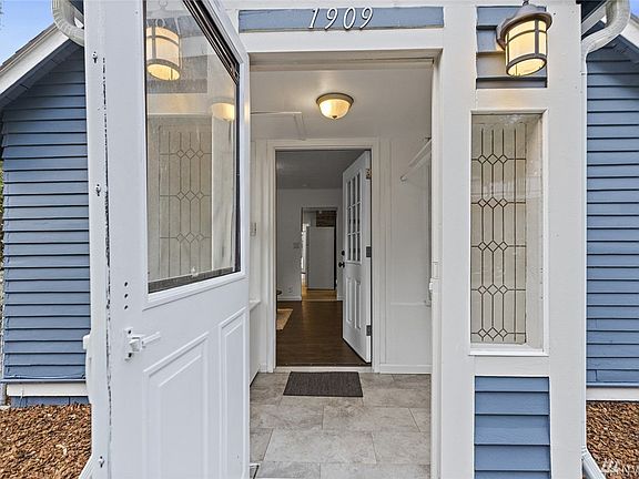 3rd image of 1909 Shamrock Dr NW