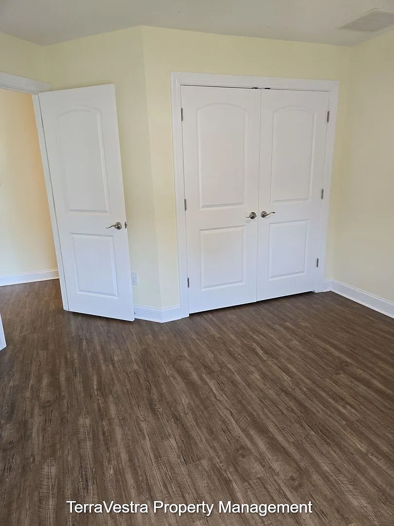 Now Showing for 2026-2027 school year 6/1 move in 10 Bedroom 4.5 Bath College rental — Photo 2