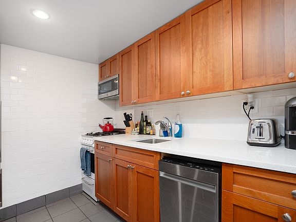4th image of 117 E 11th St APT 2A