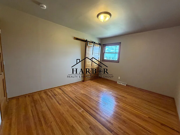 504 16th St NE — Photo 4