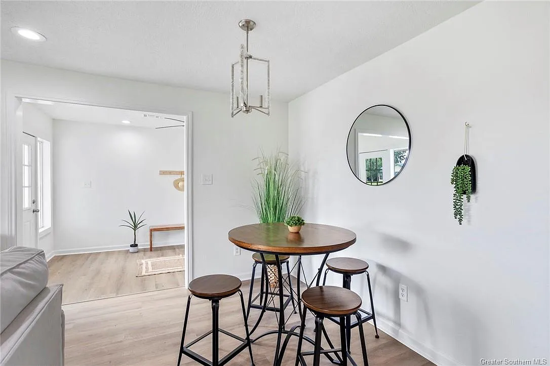 4 bed, 2.0 bath, 1717 sqft, $2,000 — Photo 3