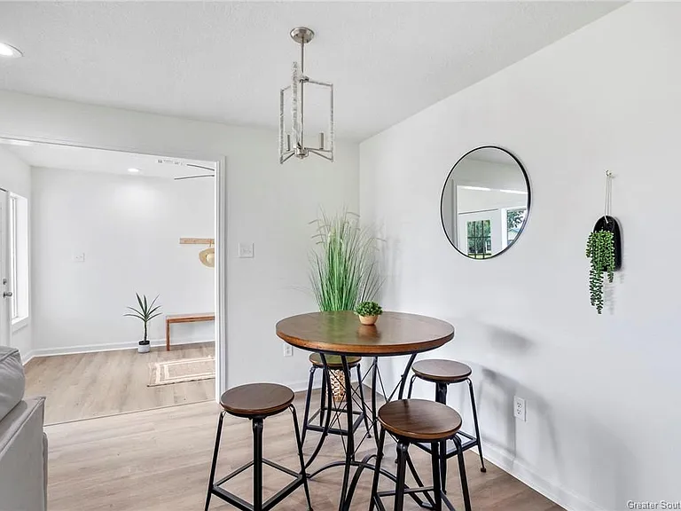325 Quelqueshue St — Photo 3