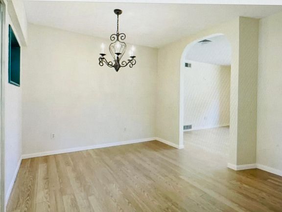 5th image of 319 Crosby Ct