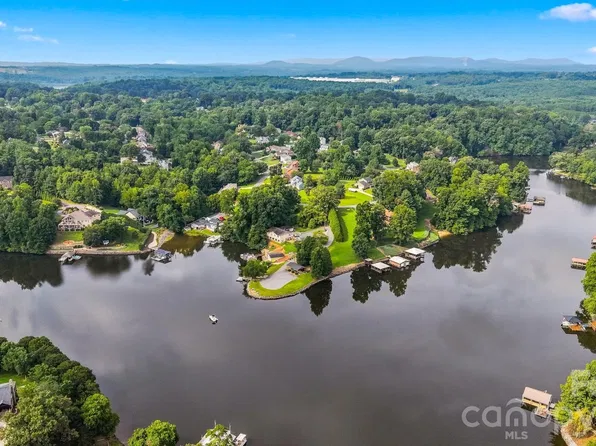 6011 Dockside Dr, Hickory, NC 28601