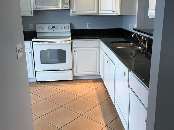 3rd image of 606 Moss Park Ct