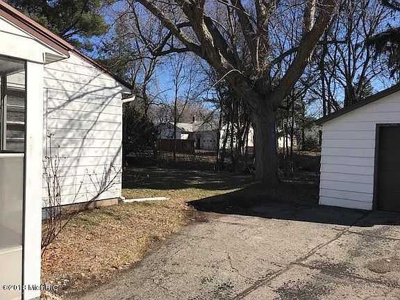 2nd image of 2214 Fuller Ave NE