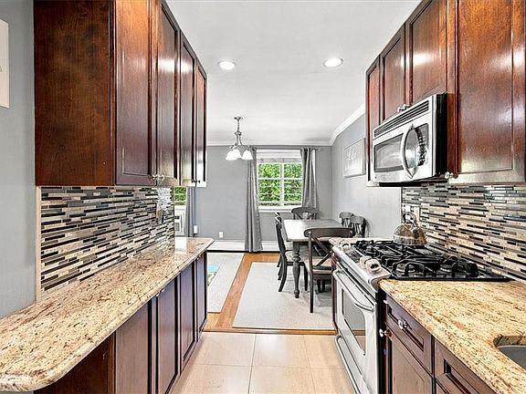5th image of 23 Gadsen Pl APT 2A