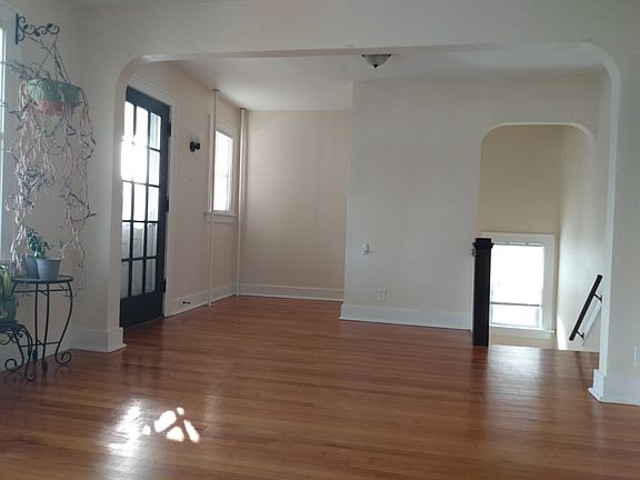 Foyer / Entry Stair