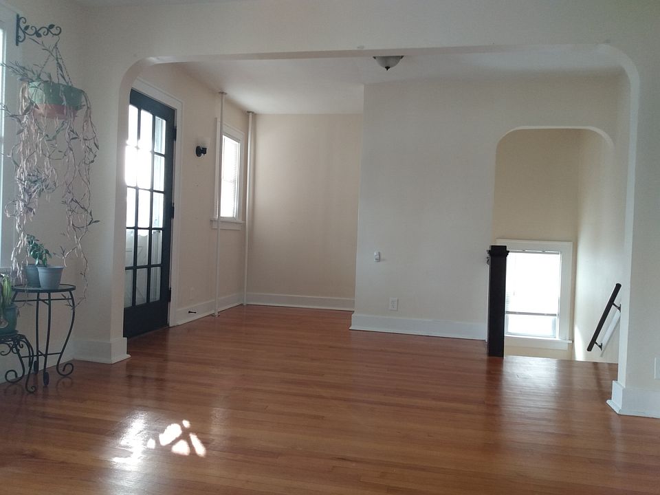 Foyer / Entry Stair