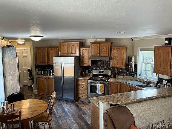4th image of 260 Robin St