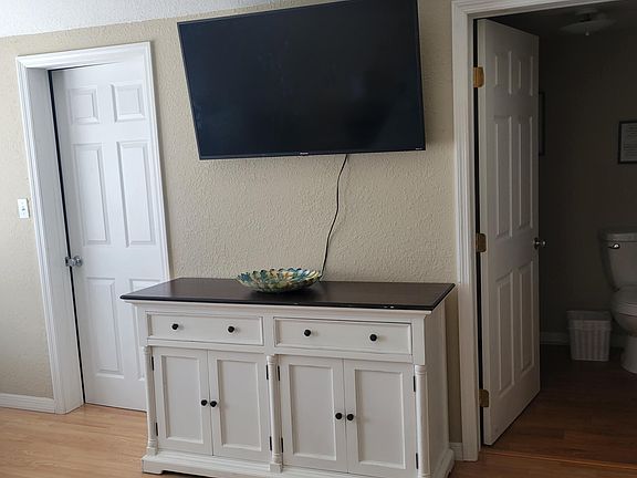 5th image of 1322 E Memorial Blvd #3