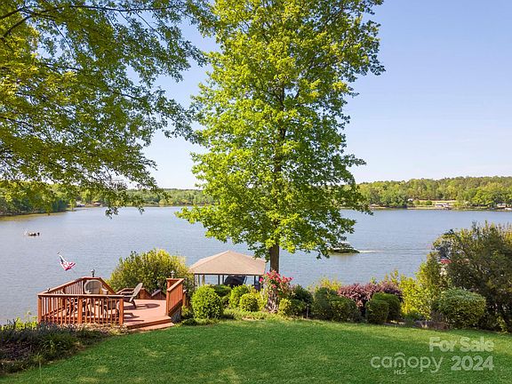 2nd image of 233 Blue Heron Dr