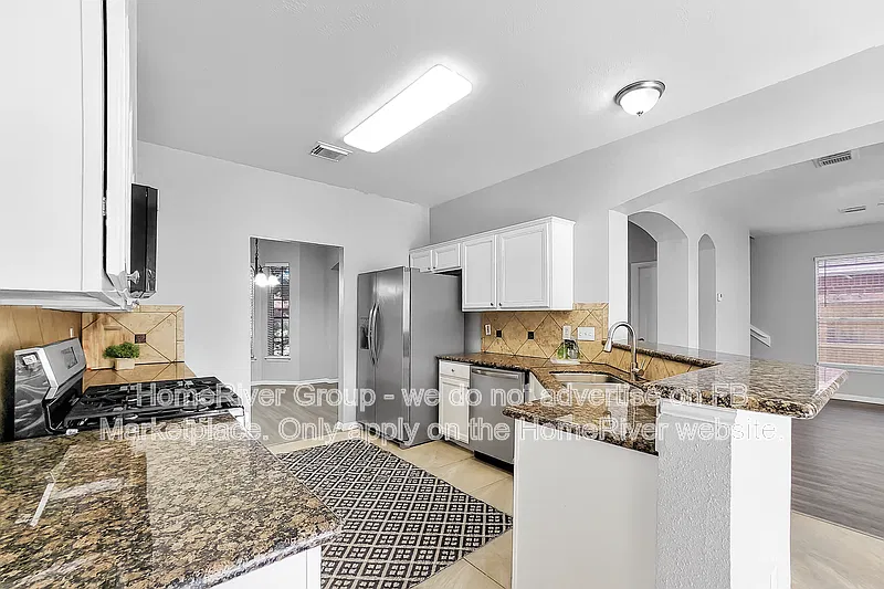 5 bed, 2.5 bath, 2824 sqft, $2,425 — Photo 4