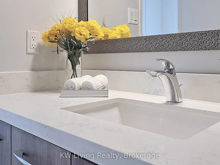 633 Bay St #814 — Photo 36