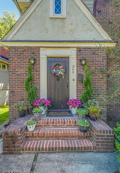 366 Gregory Ave — Photo 2