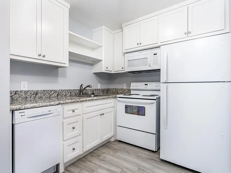 207 N Poplar St #B — Photo 2