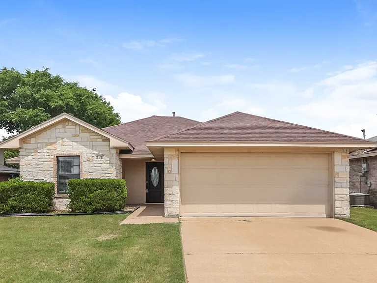 2131 Trishia Ln — Photo 1