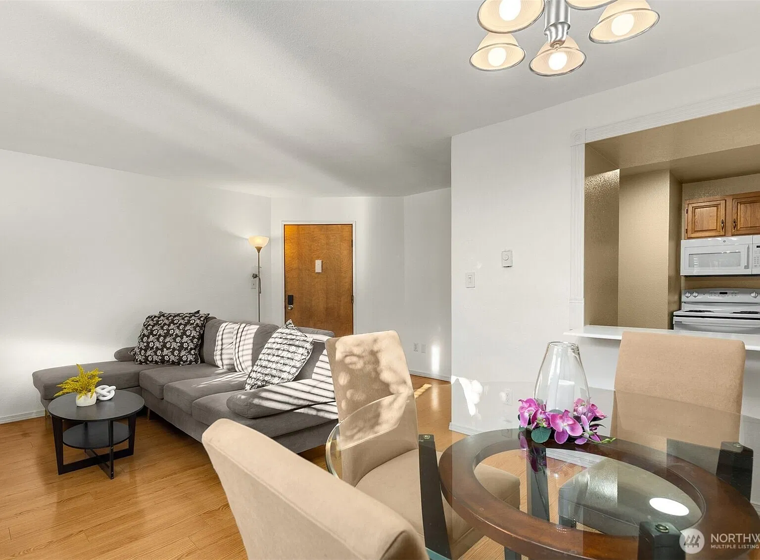 1 bed, 609 sqft, $1,300 — Photo 2