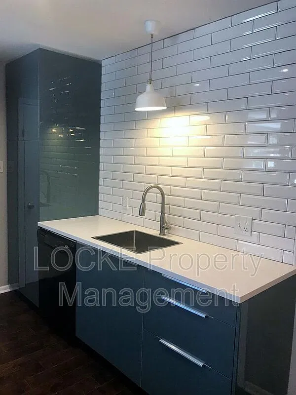 2 bed, 2.0 bath, 1200 sqft, $2,000 — Photo 2