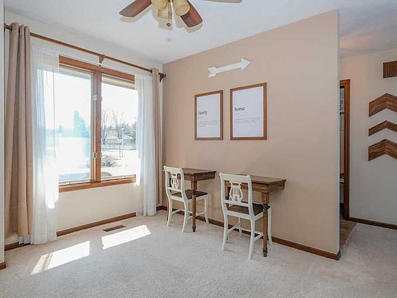 3rd image of 9448 Oakview Dr