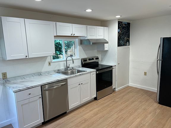3rd image of 13728 Stone Ave N