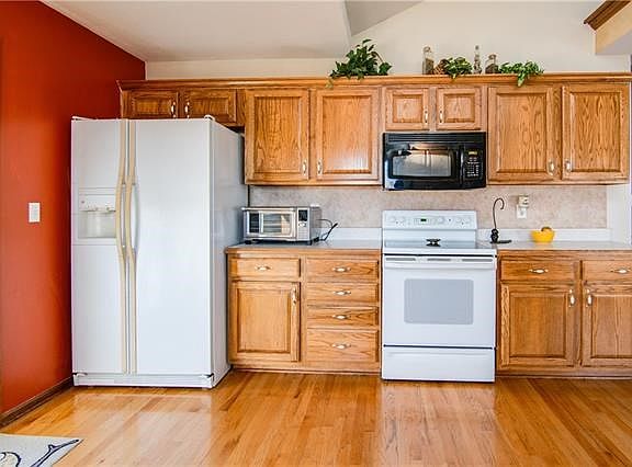 3rd image of 503 Oak Wood Ln