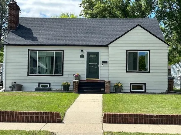 831 1st Ave NW, Minot, ND 58703