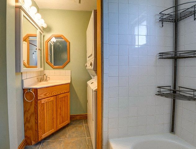 3095 E. Euclid Bathroom