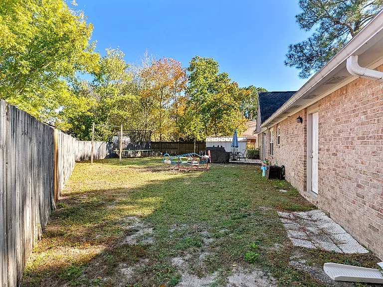 206 Seville Cir — Photo 23