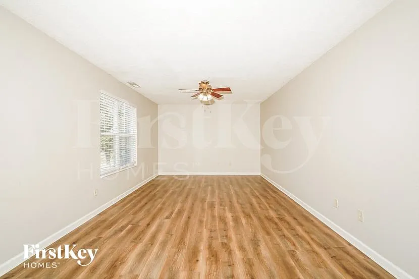 4 bed, 2.5 bath, 2240 sqft, $2,220 — Photo 2