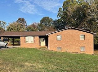 1466 Peaceful Valley Dr, Hickory, NC 28602