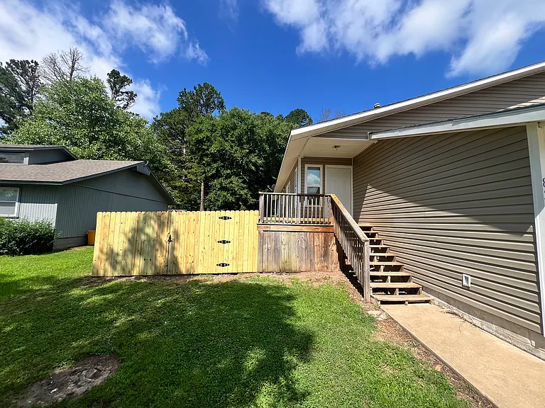 823 N Lola Ln — Photo 2