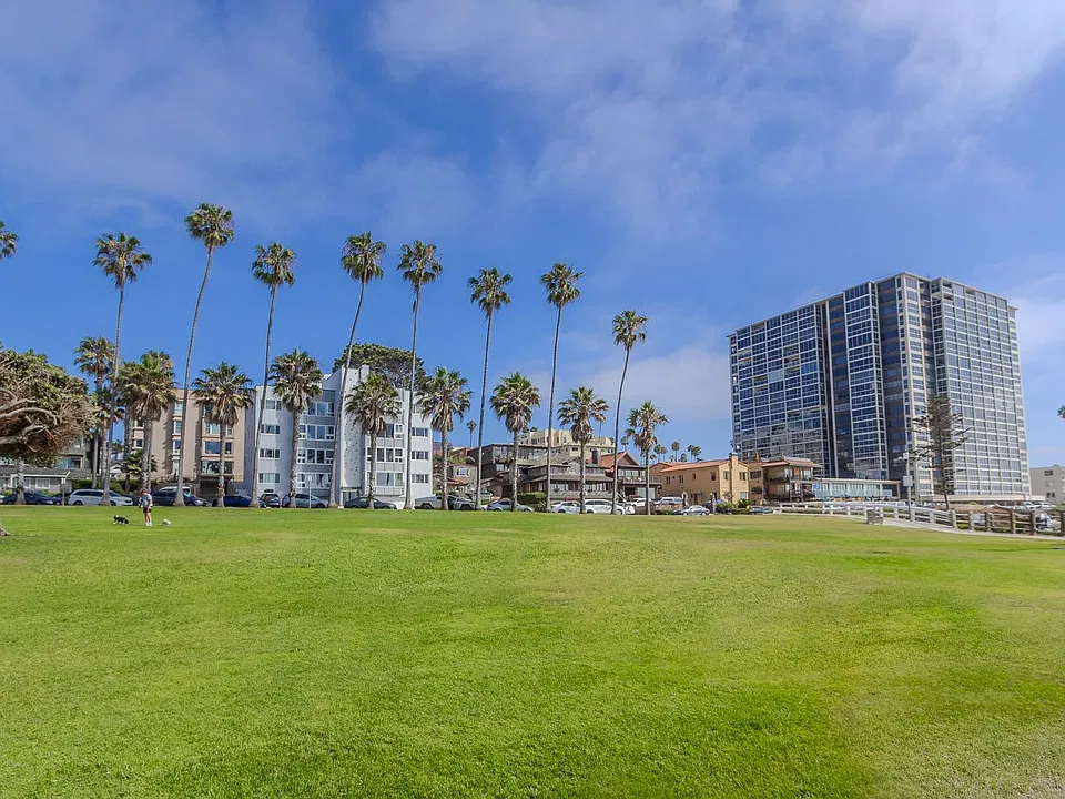 939 Coast Blvd #3D