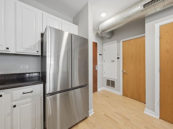 5th image of 1610 W Fullerton Ave Unit 403