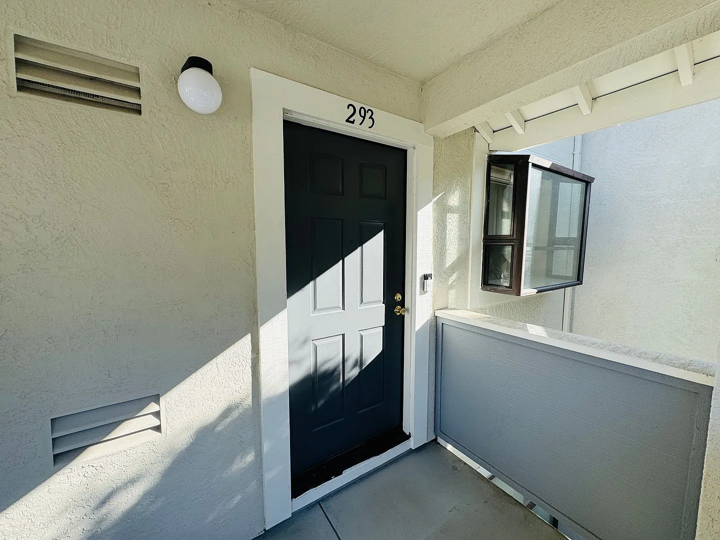 Nice Upper Unit in the Desired Ashford Court is Available Now! — Photo 4