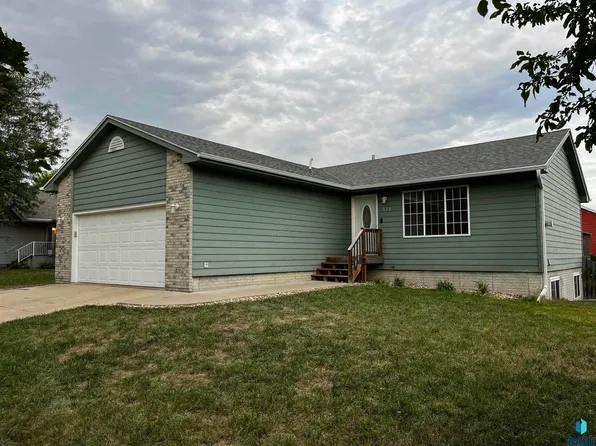 618 Perry Ln, Harrisburg, SD 57032