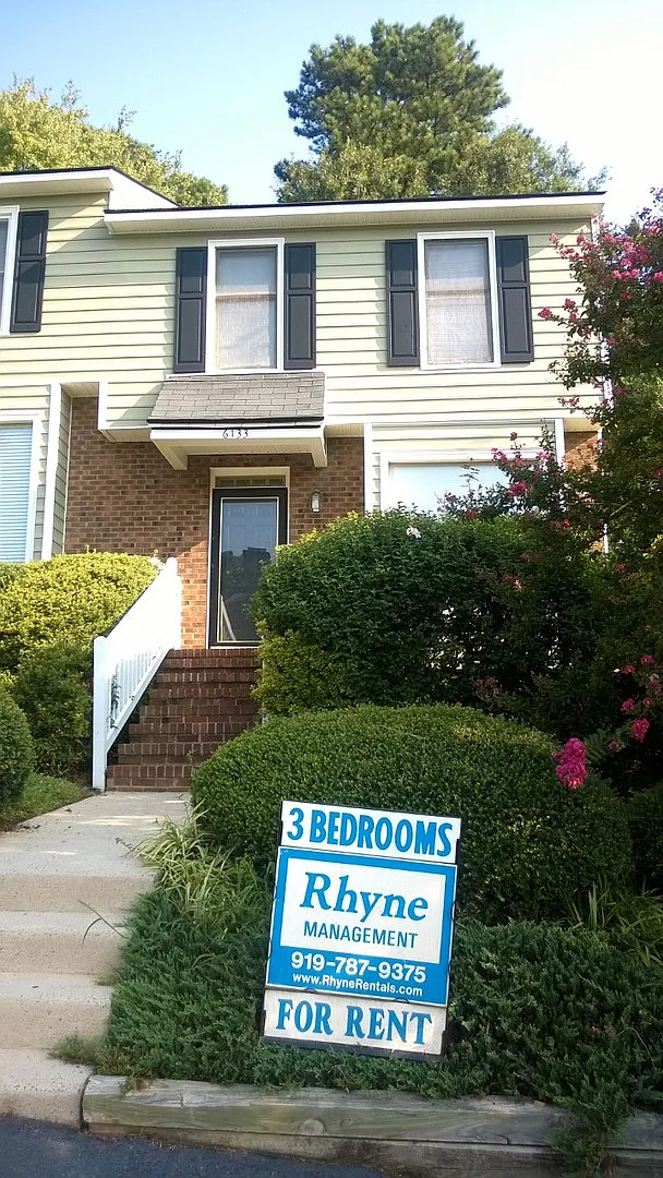 6133 Highcastle Court ~ Londonderry Townhome ~ Pets Negotiable ~ 3 brm~ 2 1/2 bath end unit — Photo 1
