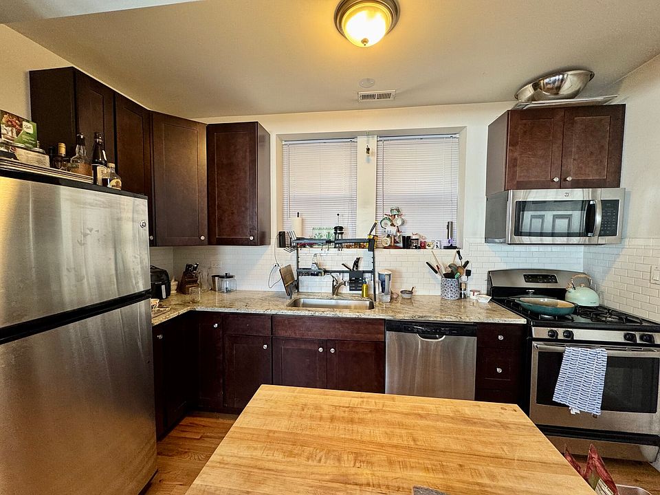 1st image of 2415 W Montrose Ave APT 1R