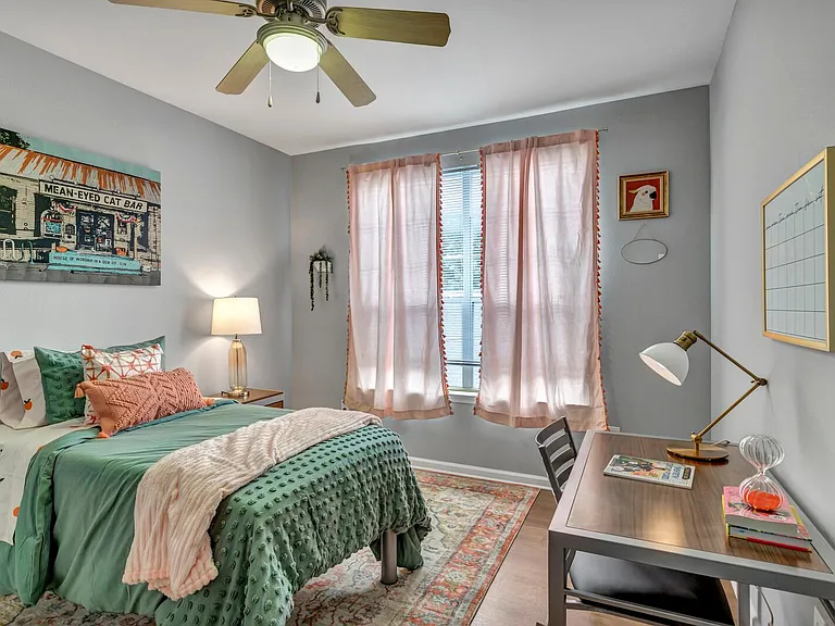The Quarters Sterling House (Student Housing - Rent by the Bed) — Photo 14