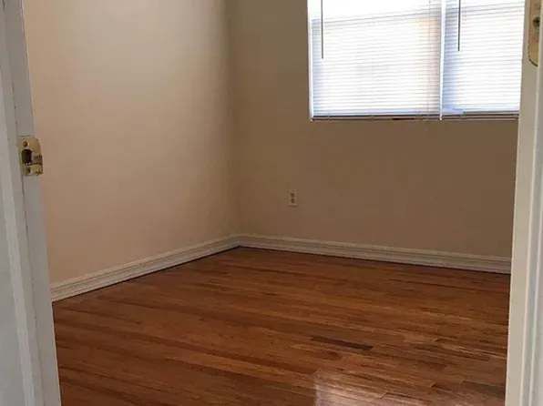 104-43 Ditmars Boulevard image 4 of 12