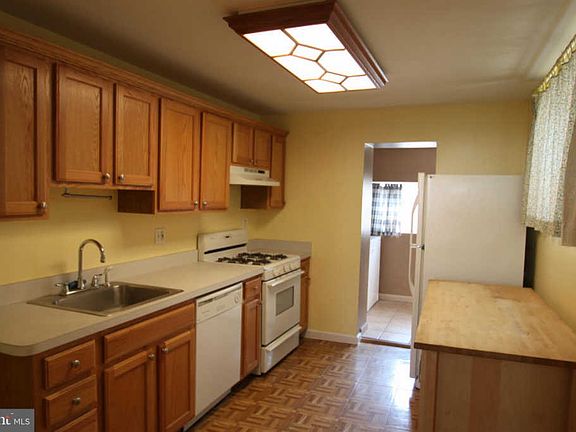 3rd image of 1244 E Moyamensing Ave