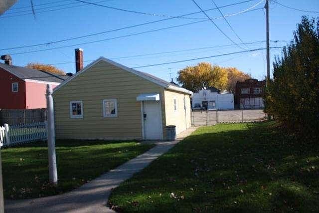 2nd image of 2139 Clark St