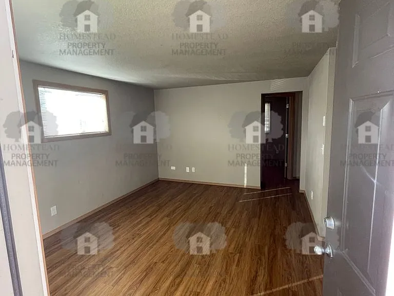 475 Jackson St W — Photo 2
