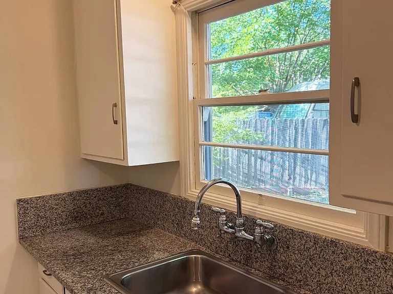 883 Lorna Dr — Photo 1