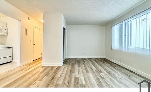 5th image of 917 S Kenmore Ave APT 9