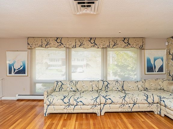 4th image of 37 Himoor Cir