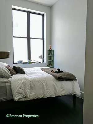 Rented by Manhattan Management LLC | media 40