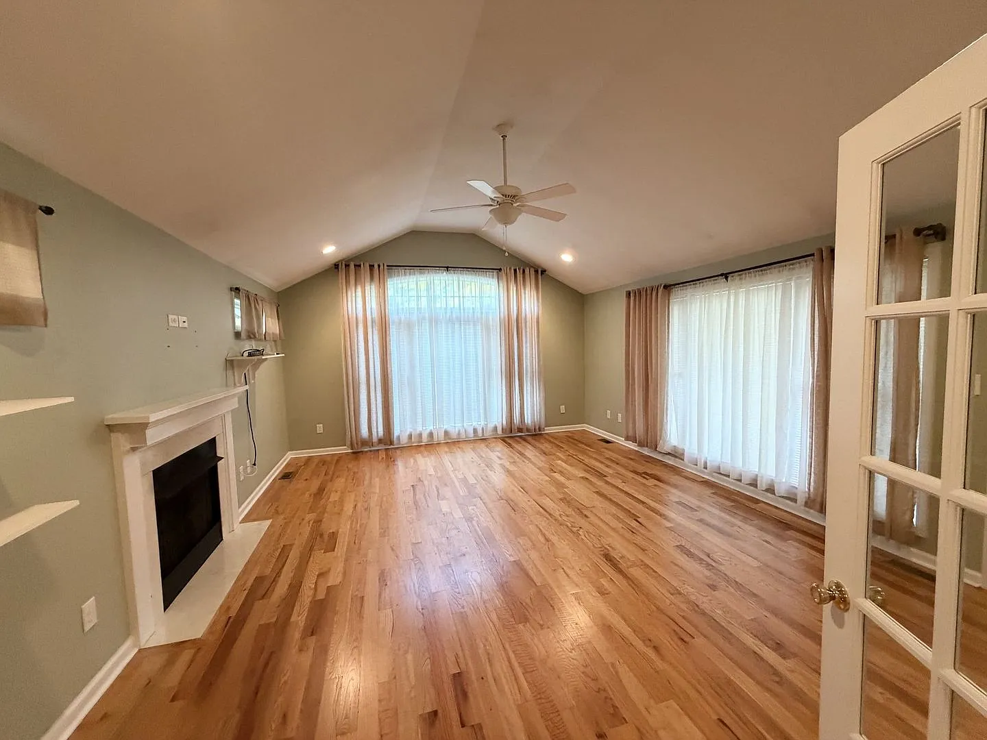 Established Neighborhood - 3 Bedroom/1 Bath Brick Ranch Home - Gas Fireplace - Large Backyard - S... — Photo 4