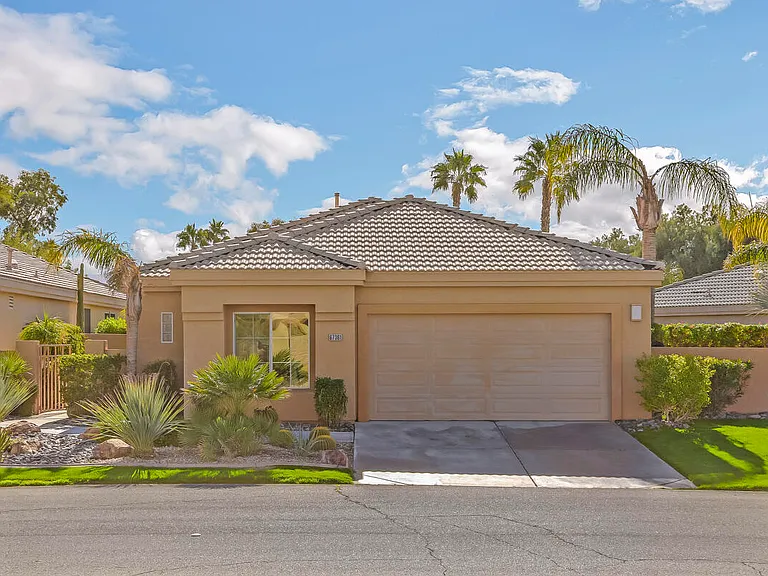 67361 N Laguna Dr — Photo 2