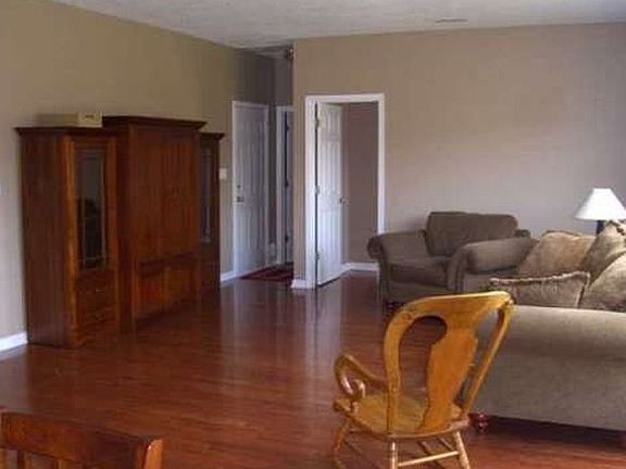 2nd image of 105 Cloverwood Dr SW